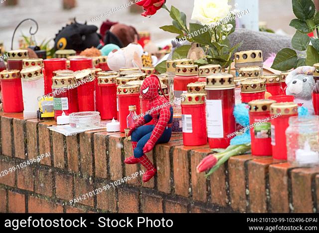 19 January 2021, Mecklenburg-Western Pomerania, Anklam: Flowers and candles stand at the scene of an accident in Anklam on the river Peene