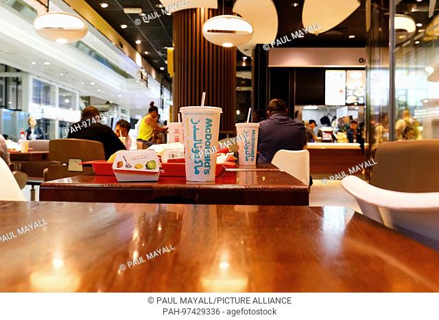 Mc Donalds restaurant tables, Dubai International Airport, United Arab Emirates. | usage worldwide. - Dubai/United Arab Emirates/United Arab Emirates