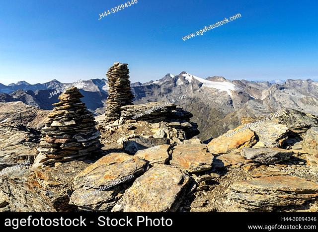 Steinmänner auf dem Gipfel des Fanellhorns, Zervreila-Region, Valser Tal, Graubünden. Sicht zum Güferhorn und dahinter zum Rheinwaldhorn oder Adula