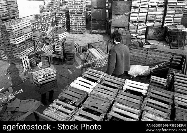 30 November 1984, Saxony, Delitzsch: In a Sero collection point (secondary raw materials) in the Delitzsch district (near Leipzig)
