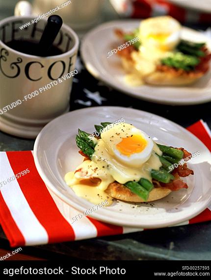 Eggs Benedict: egg, bacon and hollandaise on toast (USA)