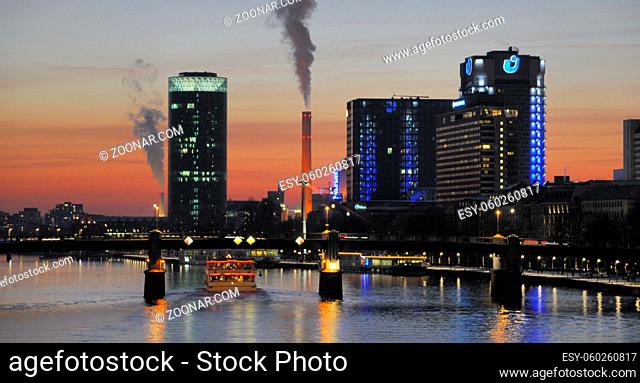 schiff, Frankfurt, abends, abend, hochhaus, main, hochhäuser, city, abendstimmung, stadt, heizkraftwerk, schornstein, schornsteine, rauch, großstadt, skyline
