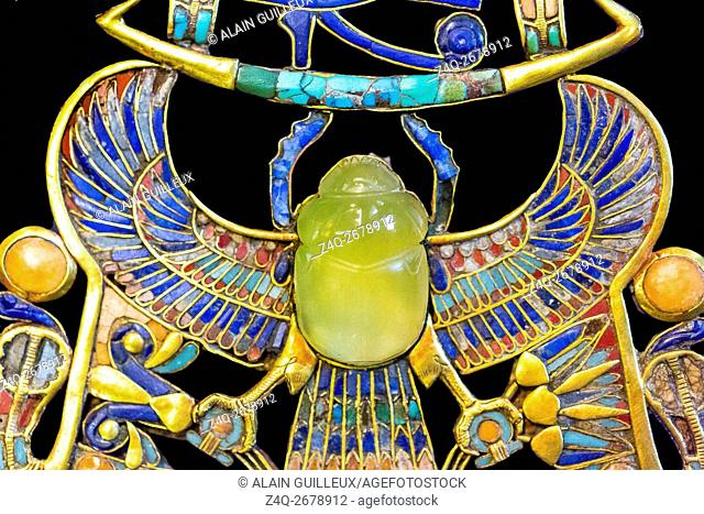 Egypt, Cairo, Egyptian Museum, Tutankhamon jewellery, from his tomb in Luxor, a part of a complex pectoral : A winged scarab holds a barque