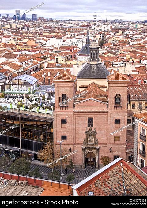 Vista aérea de la iglesia de San Martín de Tours desde una azotea de la Gran Vía. Madrid. España