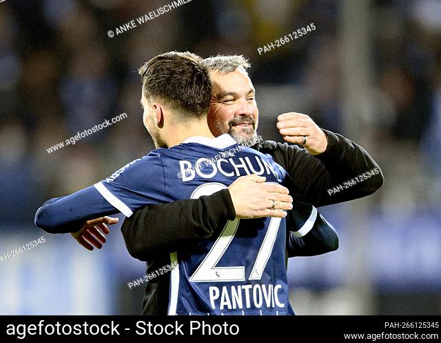 final jubilation BO, coach Thomas REIS (BO) hugs Milos PANTOVIC (BO / No. 27) , . Soccer 1st Bundesliga, 13th matchday, VfL Bochum (BO) - SC Freiburg (FR) 2: 1