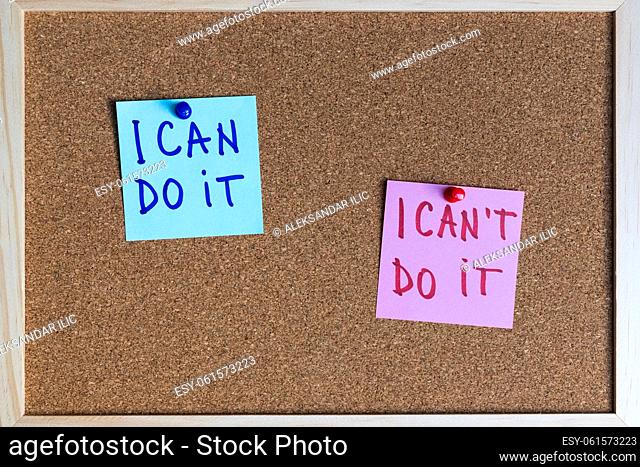 I can do it and I can't do it phrases written on sticky notes pinned at cork board