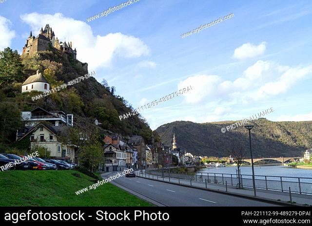 PRODUCTION - 02 November 2022, Rhineland-Palatinate, Cochem: On the hill next to the Moselle promenade on the Moselle River is the Imperial Castle of Cochem...