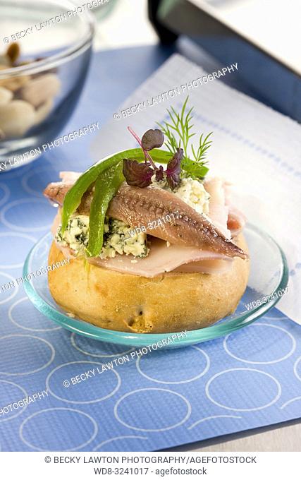 montadito de anchoa, pavo y queso roquefort