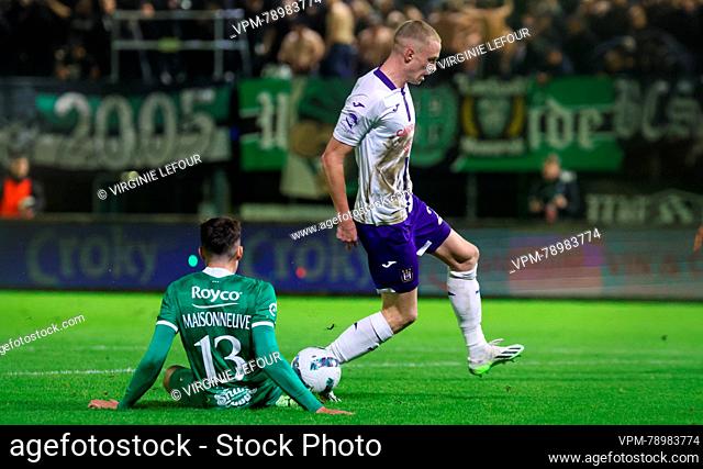 RAAL's Maxence Maisonneuve and Anderlecht's Louis Patris fight for the ball during a Croky Cup 1/16 final game between RAAL La Louviere and RSC Anderlecht
