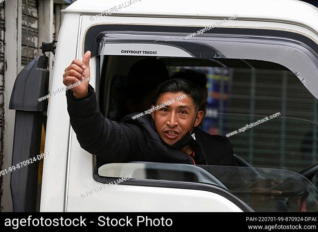 30 June 2022, Ecuador, Quito: A man gives a thumbs up after signing the agreement. After 18 days of nationwide strikes in Ecuador