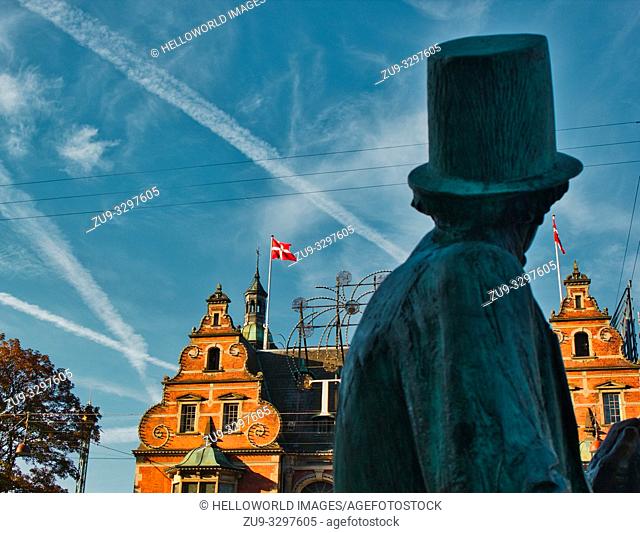 Bronze statue of fairytale writer Hans Christian Andersen wearing top hat, Radhuspladsen, Copenhagen, Denmark, Scandinavia