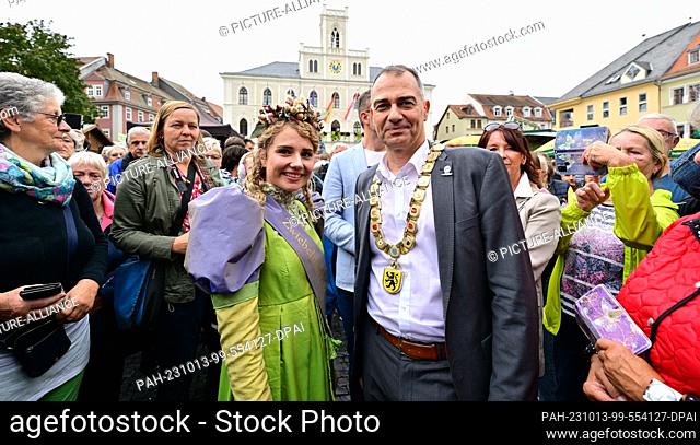 13 October 2023, Thuringia, Weimar: Laura Palko stands in front of the town hall as Weimar's Onion Market Queen Laura I with Peter Kleine (non-party)