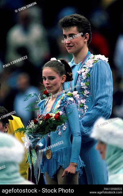 Ekaterina (Ekaterina, Katja) Alexandrowna Gordejewa and Sergei Michailowitsch Grinkov (Grinkov), USSR, figure skating, pair skating, here at the award ceremony