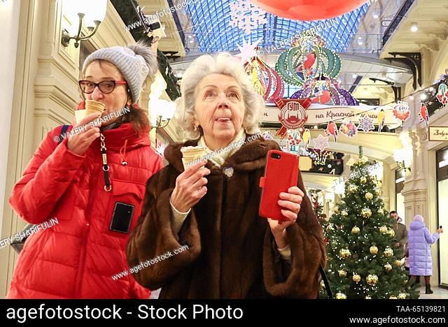 RUSSIA, MOSCOW - NOVEMBER 24, 2023: Senior women enjoy ice cream in the GUM shopping arcade in the run-up to Christmas season. Valery Sharifulin/TASS