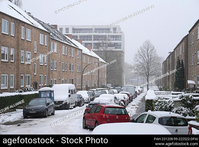 06 December 2023, Hamburg: Cars covered in snow are parked on both sides of Leibnizstraße. Photo: Soeren Stache/dpa. - Hamburg/Hamburg/Germany