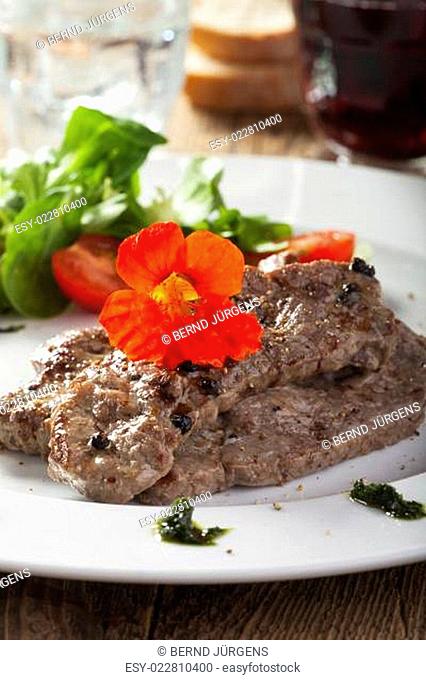Gegrilltes Steak mit Kapuzinerkresse
