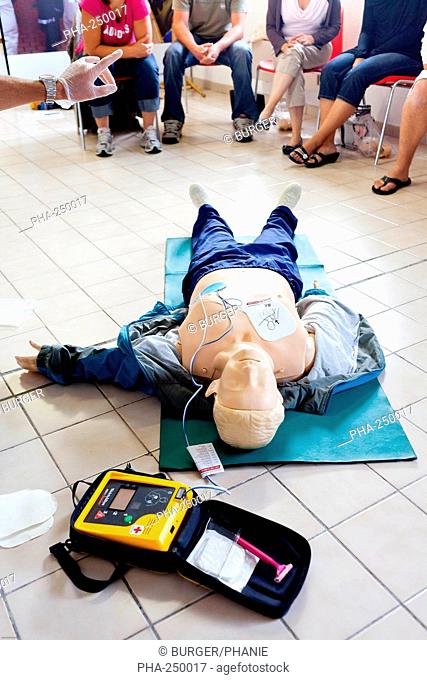 First aid training courses given by the French Red Cross