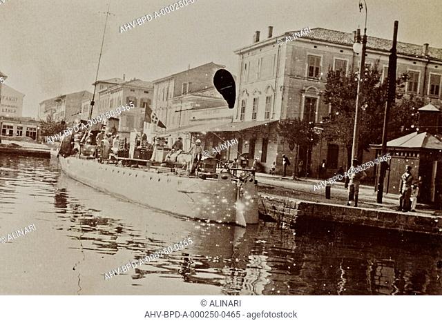 Album Campagna di guerra 1915-1916-1917-1918, tenente Jack Bosio: Italian torpedo boat in the port of Grado, shot 1915