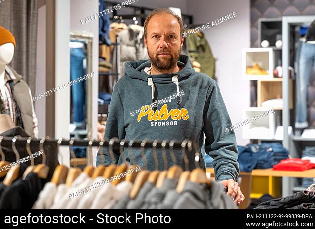 22 November 2021, Bavaria, Freyung: Norbert Kremsreiter, standing in his fashion shop. On Monday, the Robert Koch Institute (RKI) reported a seven-day incidence...