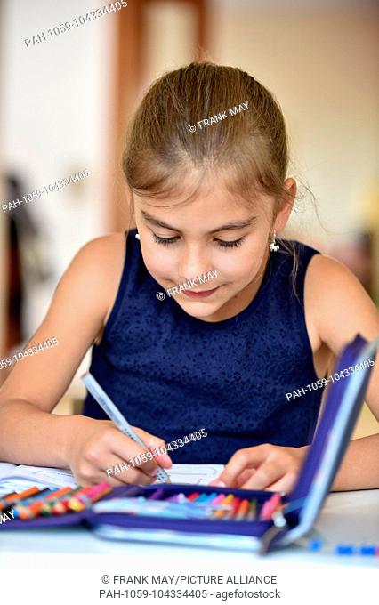 Girl is doing her homework, Germany, city of Osterode, 23. May 2018. Photo: Frank May (model released) | usage worldwide