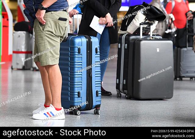 15 June 2020, Hessen, Frankfurt/Main: Air travelers queue at the Air Canada check-in counter in Terminal 1 of Frankfurt Airport