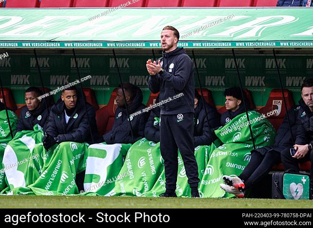 03 April 2022, Bavaria, Augsburg: Soccer: Bundesliga, FC Augsburg - VfL Wolfsburg, Matchday 28, WWK Arena. Assistant coach Vincent Heilmann of VfL Wolfsburg is...