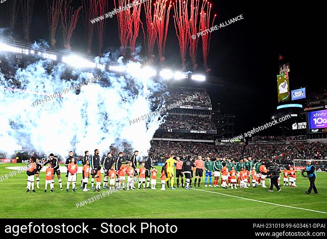 18 October 2023, USA, Philadelphia: Soccer: internationals, Mexico - Germany, Lincoln Financial Field. Germany's and Mexico's players greet each other before...