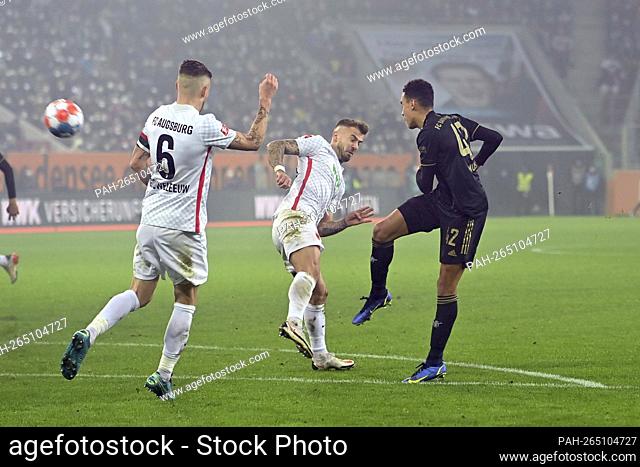 goalchance Jamal MUSIALA (FC Bayern Munich), action, duels versus Niklas DORSCH (FC Augsburg) and Jeffrey GOUWELEEUW (Augsburg). Penalty area scene