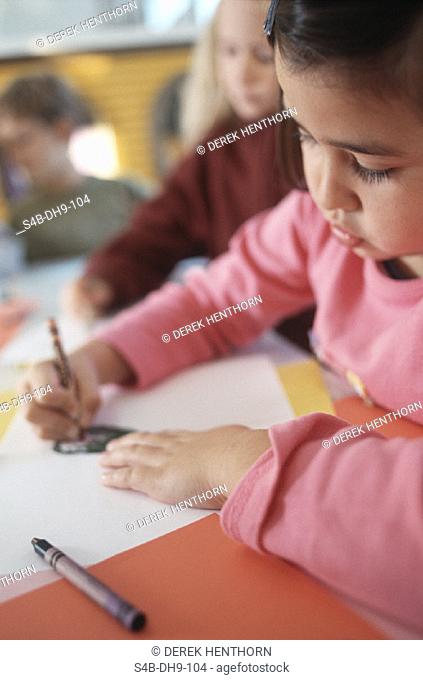 Dunkelhaeutiges Maedchen malt mit Wachsmalkreiden - Kindergarten | Dark-Skinned Girl Painting with Crayons  - Kindergarden | fully-released