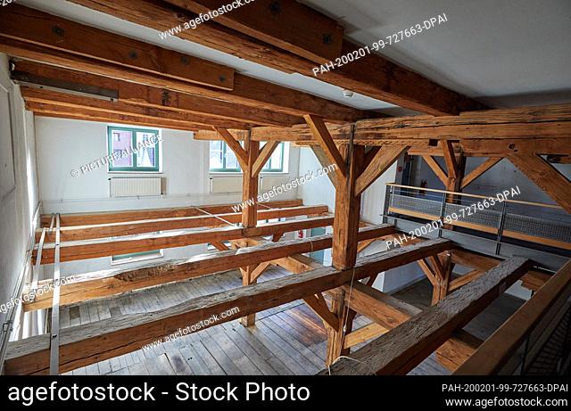 22 January 2020, Schleswig-Holstein, Lübeck: View of the beam construction in the historical granary. The building is being converted into a columbarium by the...
