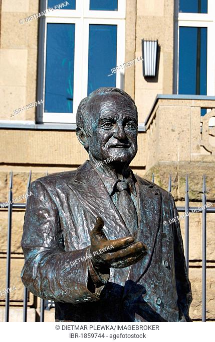Life-sized bronze statue of Johannes Rau, former President of Germany, by artist Ann Weers Lacey, it is located in front of the Villa Horion mansion