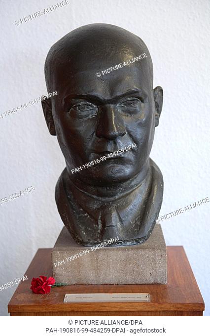 14 August 2019, Hamburg: A bronze bust of Ernst Thälmann (Walter Arnold, 1953), taken in the exhibition rooms of the Ernst Thälmann Memorial