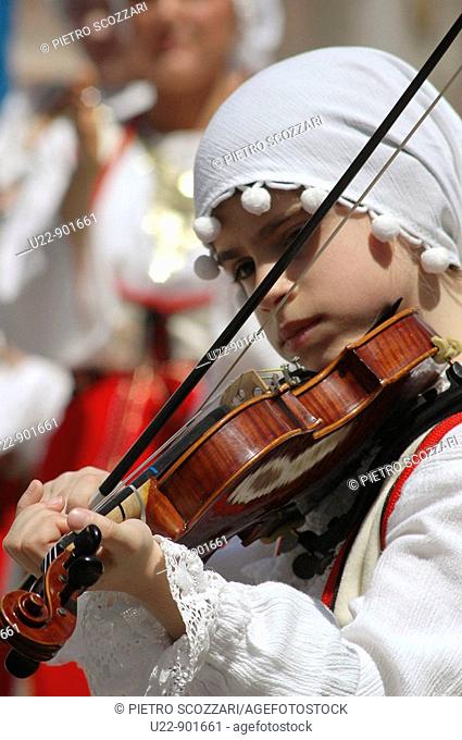 New York City (USA): Greek-American girl playing violin at Grand Army Plaza before the Greek Parade