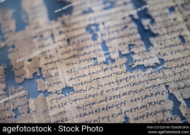 PRODUCTION - 23 October 2023, Saxony-Anhalt, Halle (Saale): A glass plate with a valuable papyrus sheet is in the archaeological museum of the University of...