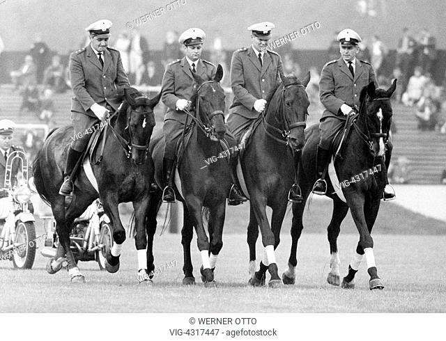 DEUTSCHLAND, OBERHAUSEN, 09.07.1966, Sixties, black and white photo, event, 3rd International Police Sports and Music Festival 1966 in the Niederrhein Stadium...