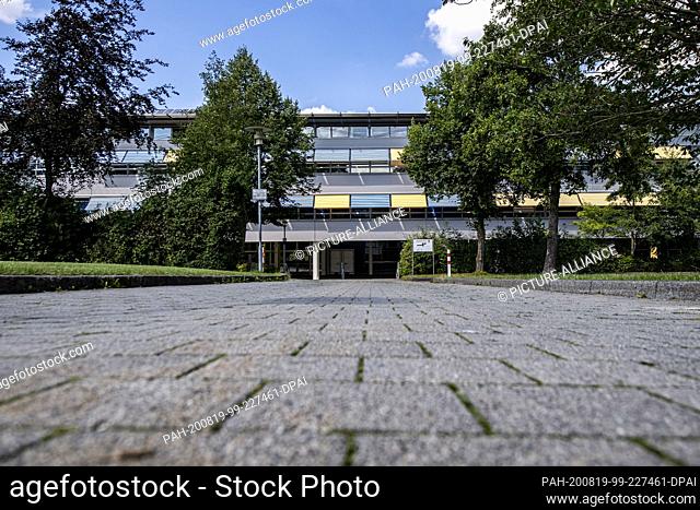 19 August 2020, North Rhine-Westphalia, Büren: Exterior view of the comprehensive school, which is abandoned at this time