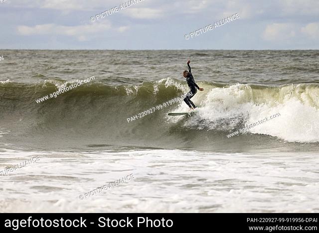 27 September 2022, Schleswig-Holstein, Westerland/Sylt: A surfer is surfing a wave. Photo: Frank Molter/dpa. - Westerland/Sylt/Schleswig-Holstein/Germany
