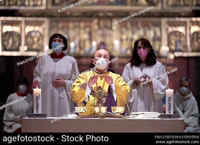 15 May 2021, Hessen, Frankfurt/Main: Johannes zu Eltz, city dean of Frankfurt am Main, preaches during a service with communion in the Catholic cathedral of St