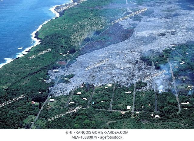 USA - Hawaii - Big Island - Eruption of the Pu'u O'o Vent - a vent of the Kilauea Volcano (Volcano Kilauea). Lava flow destroying the village of Kalapana...