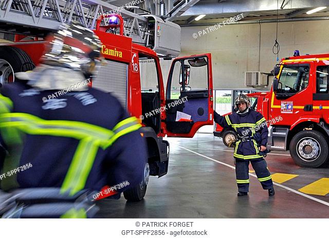 FIREFIGHTERS LEAVING FOR A FIRE WITH THE AERIAL TURNTABLE LADDER IN THE GARAGE OF THE FIRE STATION IN REDON, ILLE-ET-VILAINE 35, FRANCE