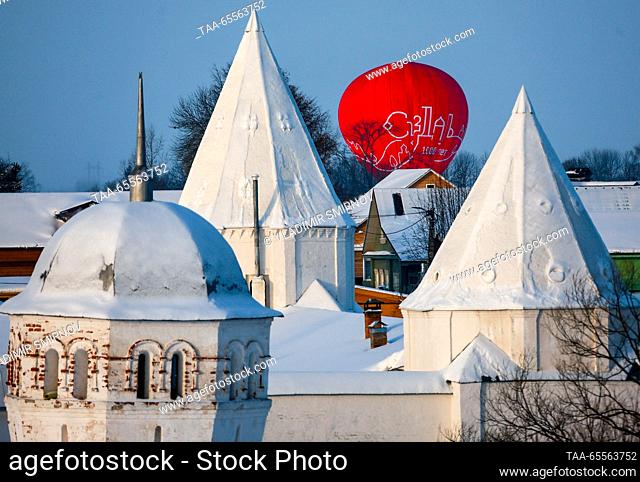 RUSSIA, VLADIMIR REGION - DECEMBER 8, 2023: A view of the Convent of the Intercession in the town of Suzdal on a frosty winter day