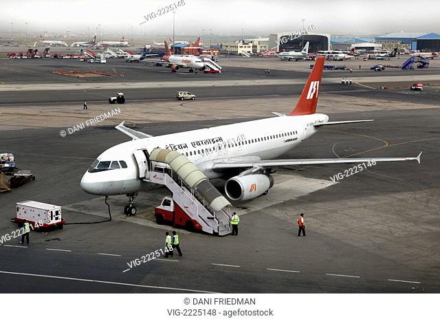 INDIEN, DELHI, 29.05.2010, Ein Flugzeug der Indian Airlines steht auf dem Indira Gandhi International Airport und wird für den Flug bereit gemacht