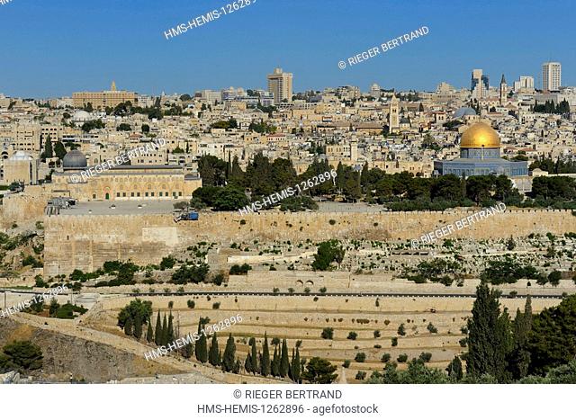 Israel, Jerusalem, holy city, the old town listed as World Heritage by UNESCO, the Dome of the Rock and the El Aqsa mosque on Haram el Sharif seen from the...