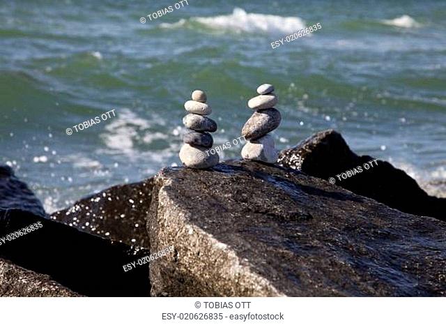 Zwei Steinmännchen am Meer