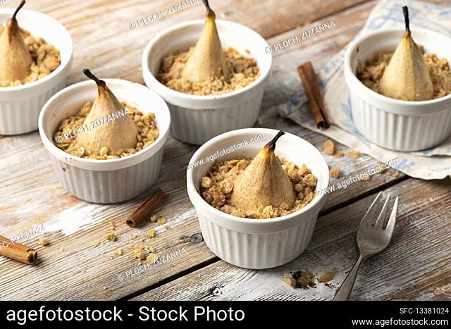 Pear crumble with almonds, served with yogurt