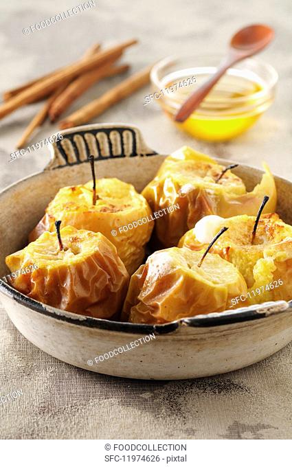 Baked apples with honey and cinnamon