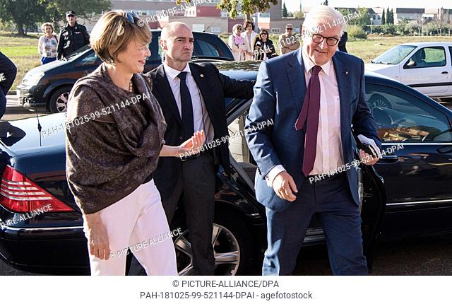 25 October 2018, Spain, Badajoz: Federal President Frank-Walter Steinmeier (r) and his wife Elke Büdenbender visit the Science and Technology Park Fundecyt