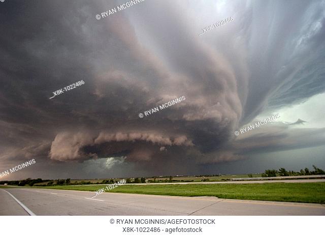 Tornadic supercell just east of Kearney, Nebraska, May 29, 2008  Shot from exit of interstate 80