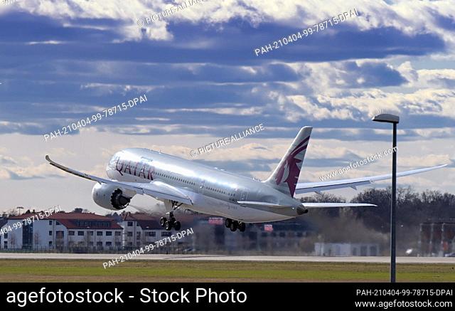 03 April 2021, Brandenburg, Schönefeld: A Boeing 787 Dreamliner of the airline Qatar Airways takes off from the southern runway of Berlin Brandenburg Airport...