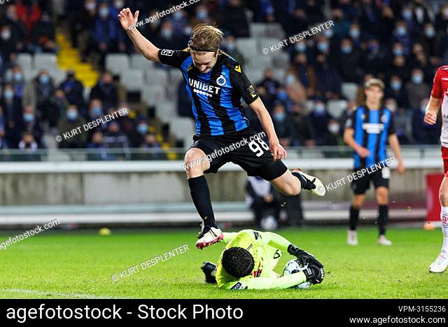 Club's Cisse Sandra and Essevee's goalkeeper Sammy Bossut fight for the ball during a soccer match between Club Brugge and SV Zulte Waregem